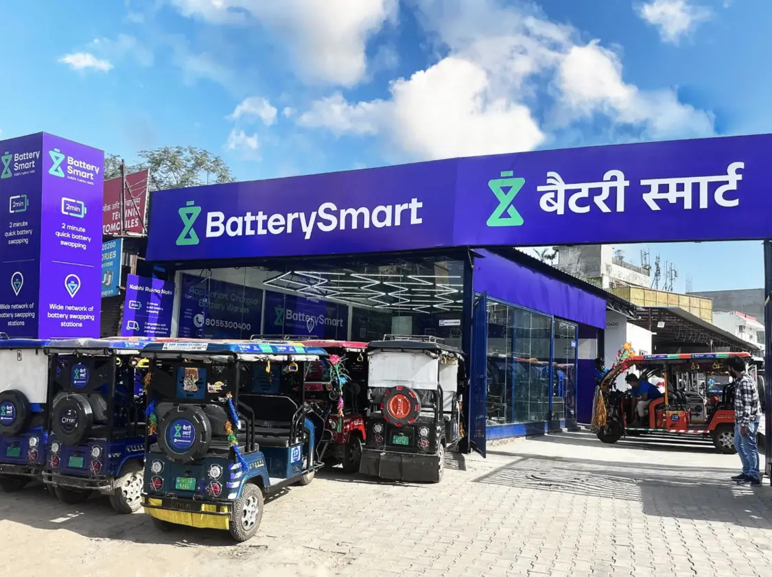 图2：Battery Smart换电站里的嘟嘟车